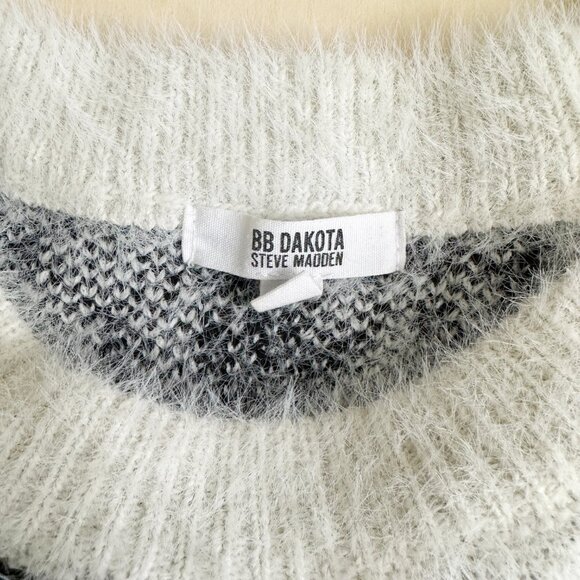 BB Dakota Steve Madden Fuzzy Thick Sweater Women's M Heavy Warm Graphic White - Picture 5 of 7